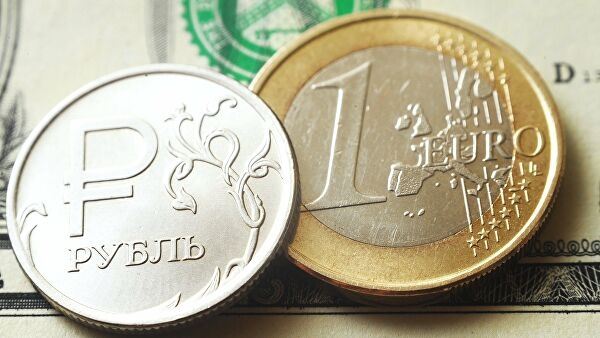 <br />
Курс евро: рубль штурмует максимумы. Евро — минимумы весны прошлого года<br />
