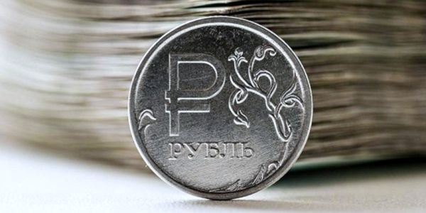    Рубль удерживает позиции против доллара и евро