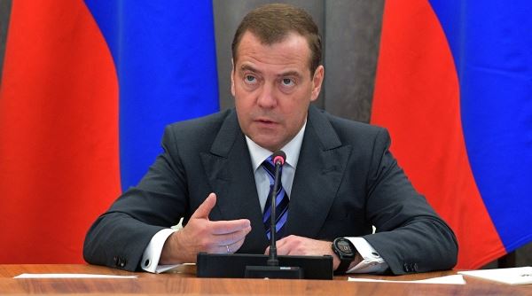 Медведев поручил пресечь незаконную продажу некурительной никотиносодержащей продукции