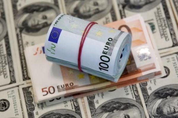    Евро сдал позиции перед активными покупками доллара