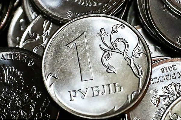    Рубль пережил пятничное укрепление доллара